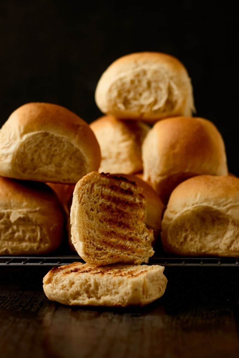 Opskrift på hjemmebagte varme hveder - også kaldt hvedeknopper - emmer af hygge. Bløde og luftige. Bages dagen før Bededag i følge tradition.