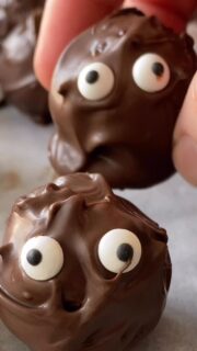 Har du pr&oslash;vet disse romkugler?Personligt er jeg helt pjattet med dem. T&aelig;nk at noget der smager s&aring; godt er lavet af b&aelig;lgfrugter.15 dadler (juicy dates)
240 gram sorte b&oslash;nner (forkogte ex fra d&aring;se)
3 spsk peanutbutter
3 spsk kakaopulver (us&oslash;det)
2 spsk loppefr&oslash;skaller
1 tsk st&oslash;dt kanel
3 tsk romessens
1/2 tsk flagesaltFjern sten fra dadler.Hak/sk&aelig;r dadlerne i mindre stykker, h&aelig;ld kogende vand over og lad dem st&aring; et par minutter og si derefter vandet fra.H&aelig;ld dadlerne i foodprocessoren og blend i 10-20 sekunder.Dr&aelig;n v&aelig;den fra b&oslash;nnerne, skyl dem og lad dem dryppe af men sien.Tils&aelig;t de &oslash;vrige varme ingredienser og blend et par minutter, s&aring; ingredienserne er blandet godt sammen.Lad romkuglemassen hvile i k&oslash;leskabet i 30 minutter (eller l&aelig;ngere), form derefter til kugler (ca 28 styk).De kan spises som de er, eller rulles i krymmel, kokosmel eller dyppes i smeltet chokolade.#B&aelig;lgfrugter #romkugler #romkuglermedsorteb&oslash;nner