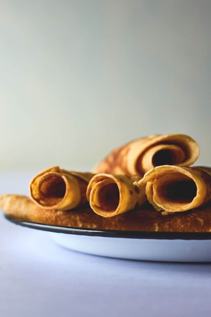 Bløde klassiske pandekager. De lækreste nemme pandekager. Brug dem som madpandekager eller tilsæt vaniljesukker og brug dem som dessert.