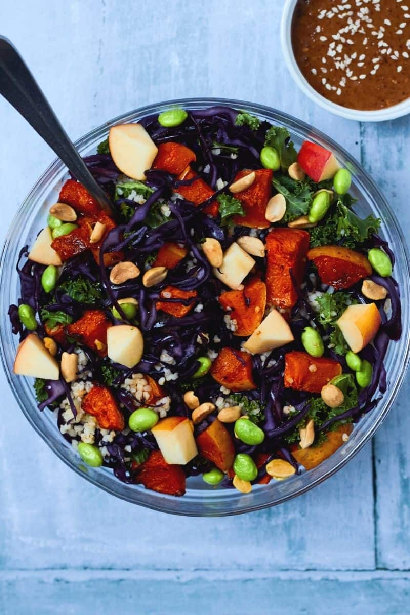 Denne vintersalat er spækket med en masse lækre farverige grøntsager. Piv lækker salat der er nem at lave og fyldt med masser af smag.