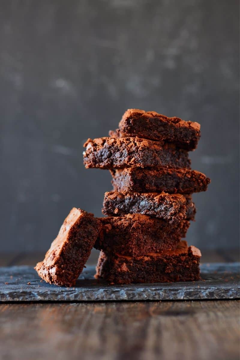 Verdens bedste brownie der smager piv lækkert, fyldt med mørk chokolade og kakao. Perfekt blød og svampet som en brownie skal være.