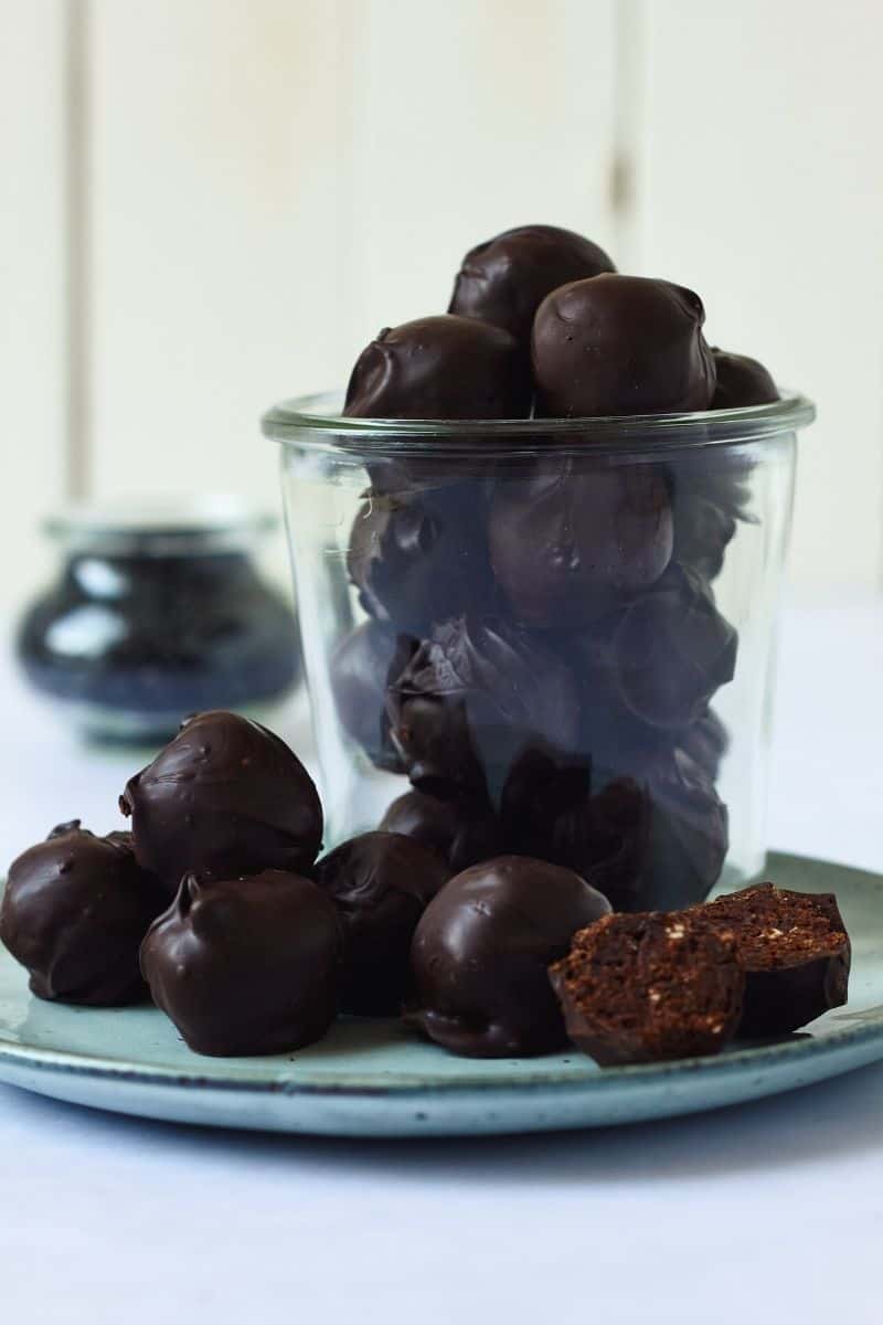 Piv lækre dadelkugler dyppet i mørk chokolade, der smager helt fantastisk. Den sunde snack når du trænger til noget sødt og lækkert.