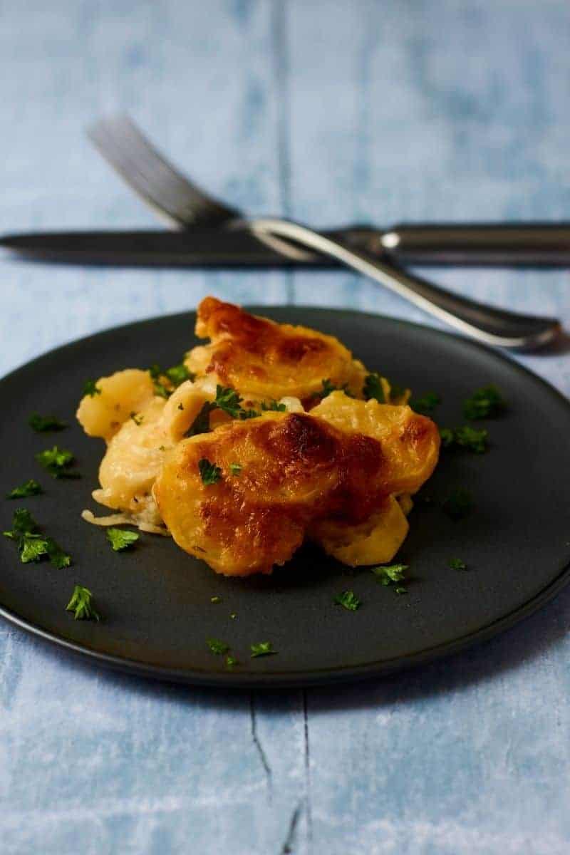 Bechamel kartofler med masser af smag og sk&oslash;n cremet konsistens. Perfekt alternativ til fl&oslash;dekartofler, n&aring;r det skal v&aelig;re ekstra l&aelig;kkert.