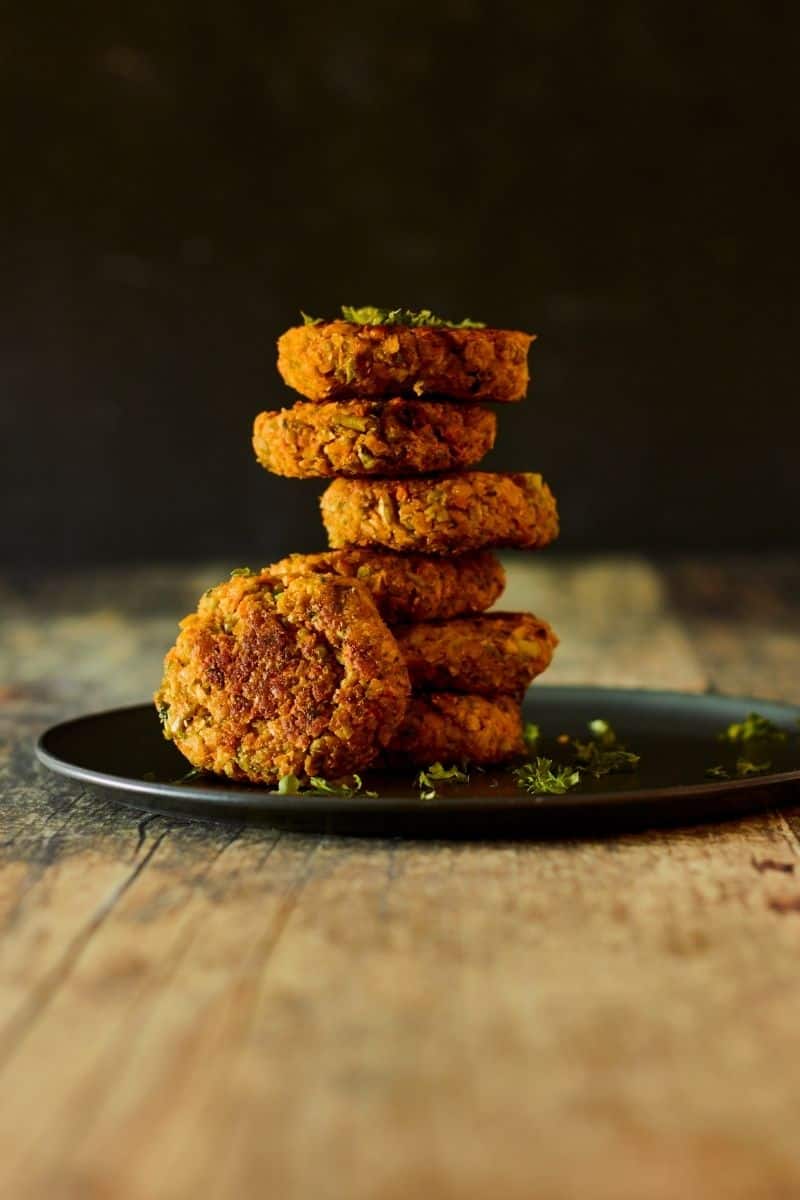 Smagfulde linsefrikadeller med edamame b&oslash;nner, broccolistok og gulerod. Super nemme vegetariske deller, der er perfekte til de k&oslash;dfrie dage.