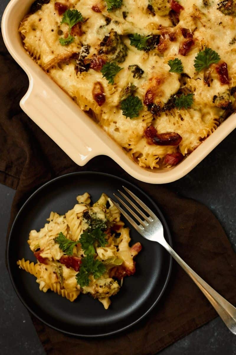 Pasta med broccoli og bacon, smovset godt ind i bechamelsauce og parmesan, derefter en tur i ovnen, og vupti, s&aring; er der piv l&aelig;kker mad.