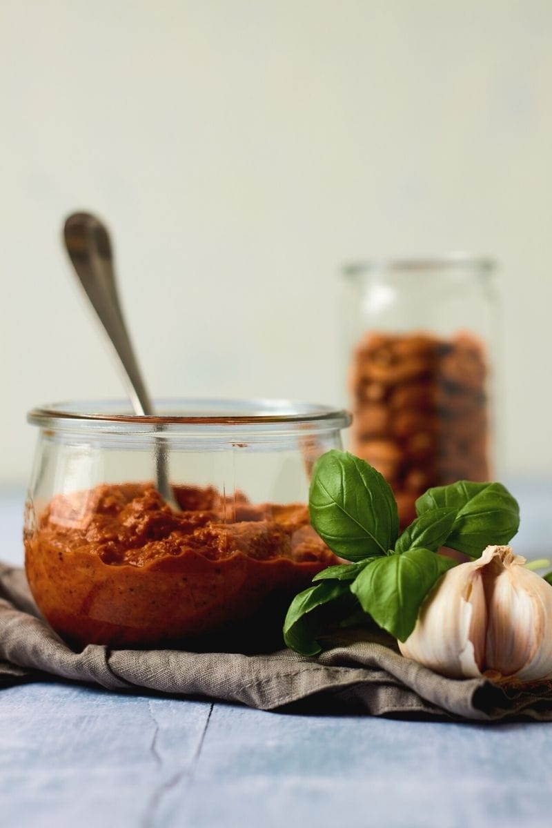 Cremet romescosauce der er nem at lave. God sammen med en steak, grillmad, fjerkr&aelig;, grillet gr&oslash;ntsager, pasta og perfekt til de k&oslash;dfrie dage.