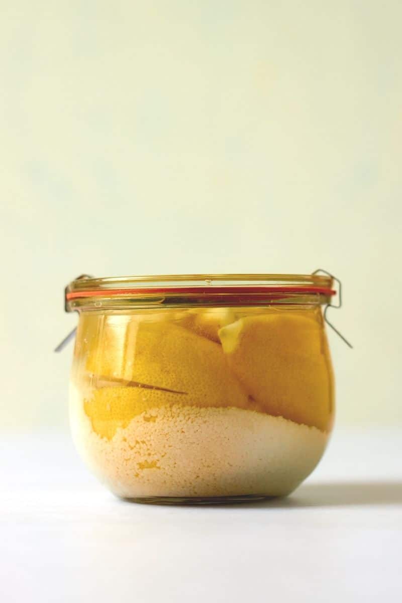 Saltsyltede citroner giver en skøn saltet og syrlig smag, og dermed en god smagsgiver til gryderetter, salater, supper, dressing i sandwich, pasta, kylling, marinader og andre retter der har brug for et frisk og syrlig strejf.