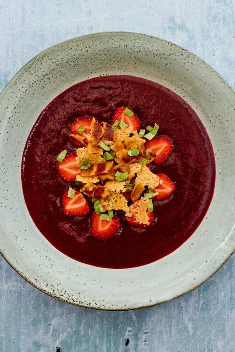 Jordbærgrød med bacon og parmesanchips, der giver grøden et løft fra at være en dessert til at bevæge sig over i det salte køkken.