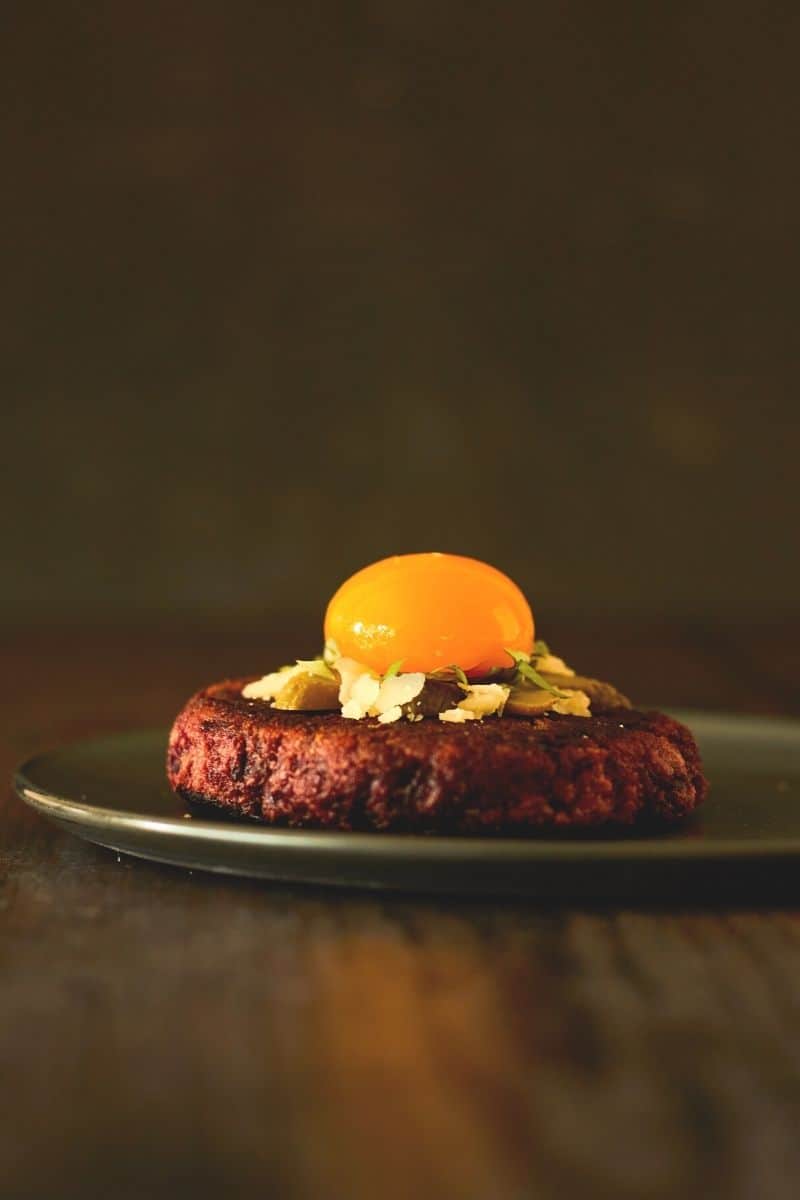 Saftige og sprøde rødbedebøffer. Spækket med masser af smag. En god grøntsagsbøf til de kødfrie dage, der kan erstatte den klassiske hakkebøf