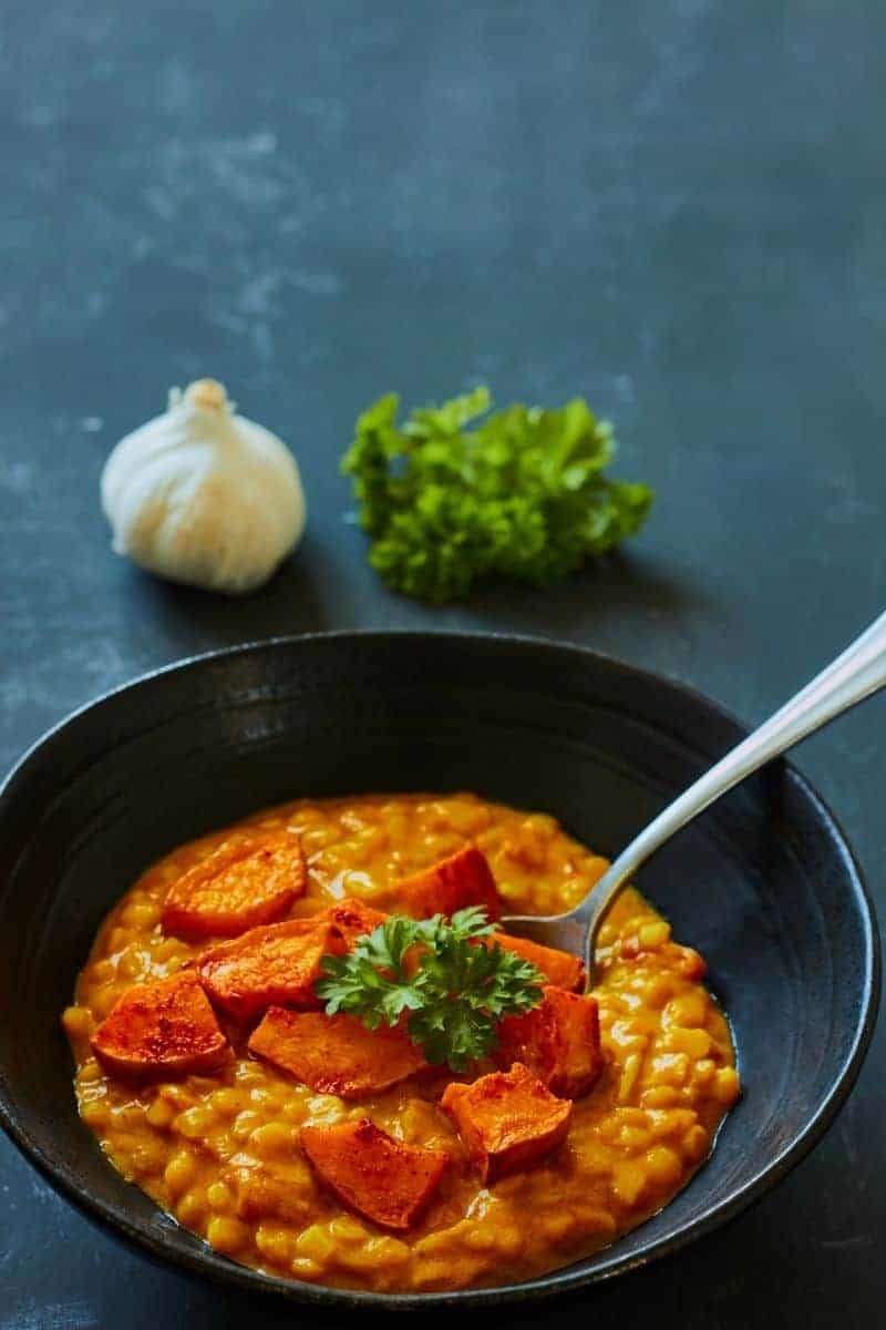 Cremet og yderest velsmagende dahl med butternut squash. Piv l&aelig;kker indisk vegetarret med masser krydderier, der giver god varme i munden. Retten smager vidunderligt og samtidig nem at lave.