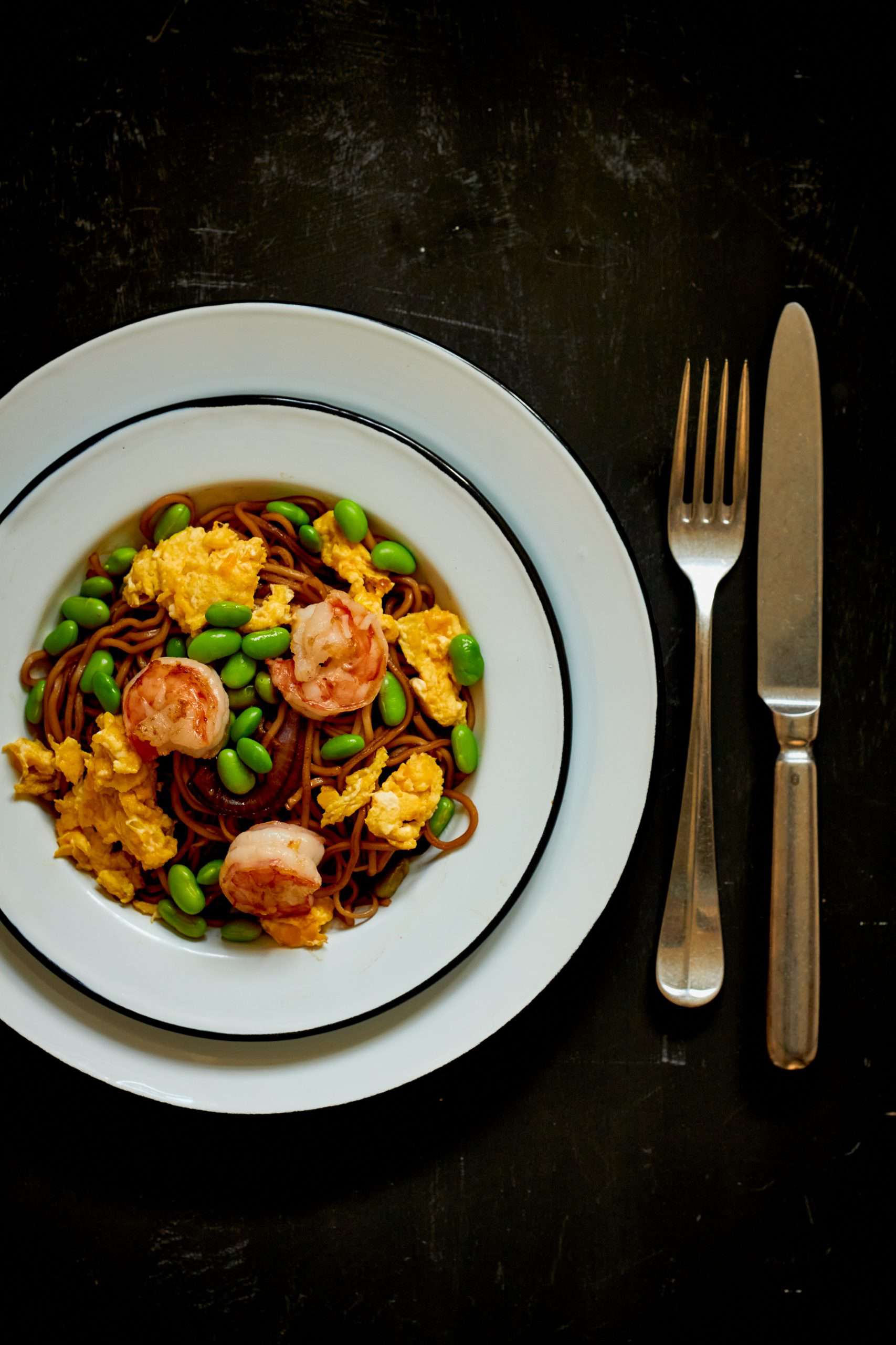 Super hurtig og nem ret med et asiatisk strejf. Nudler med rejer og &aelig;g, er den perfekte ret til den travle hverdag, hvor det skal v&aelig;re ekstra nemt.