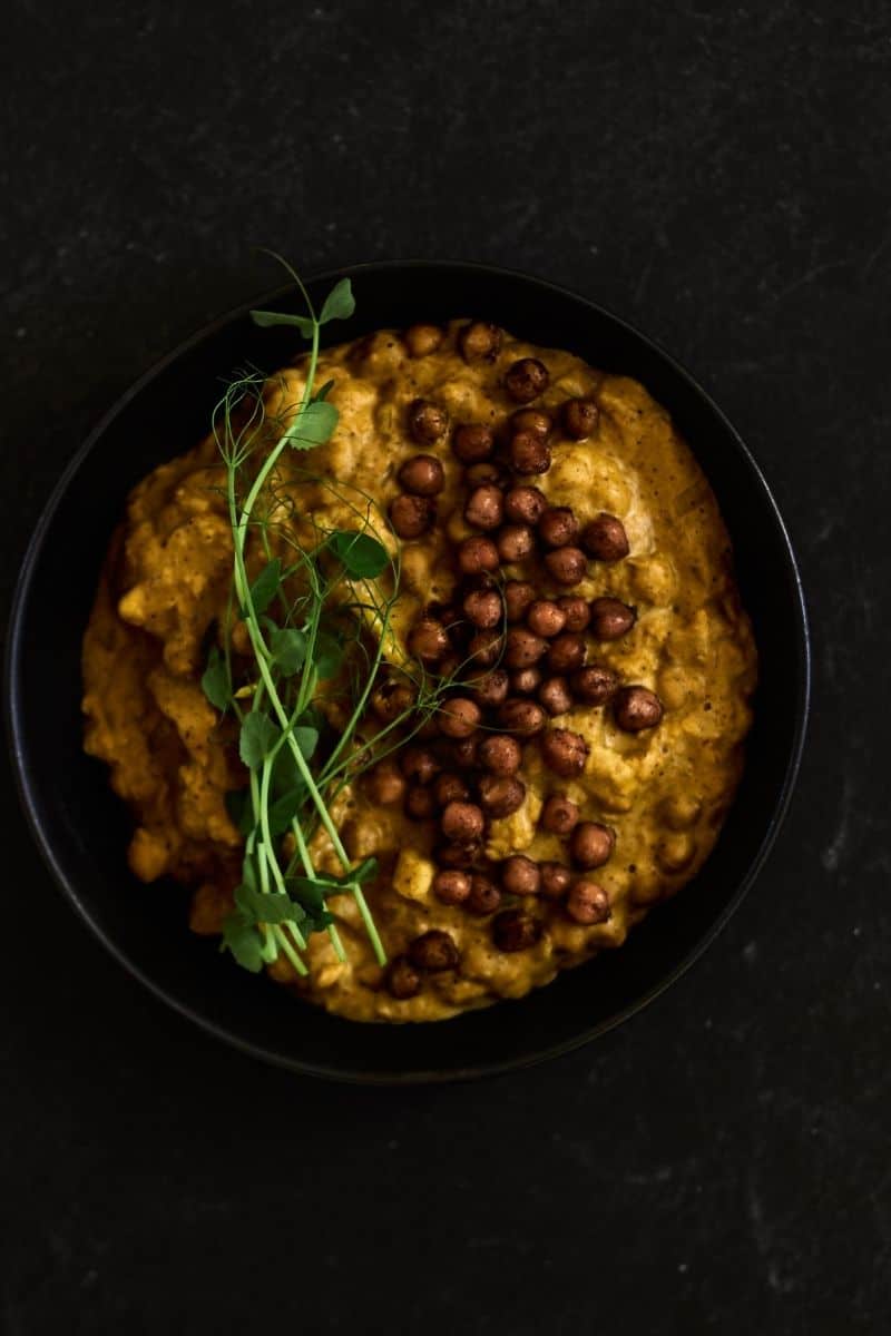 Lækker vegetarisk blomkålskarry med linser og masser af varme krydderier smager helt fantastisk, og så er retten nem at lave.