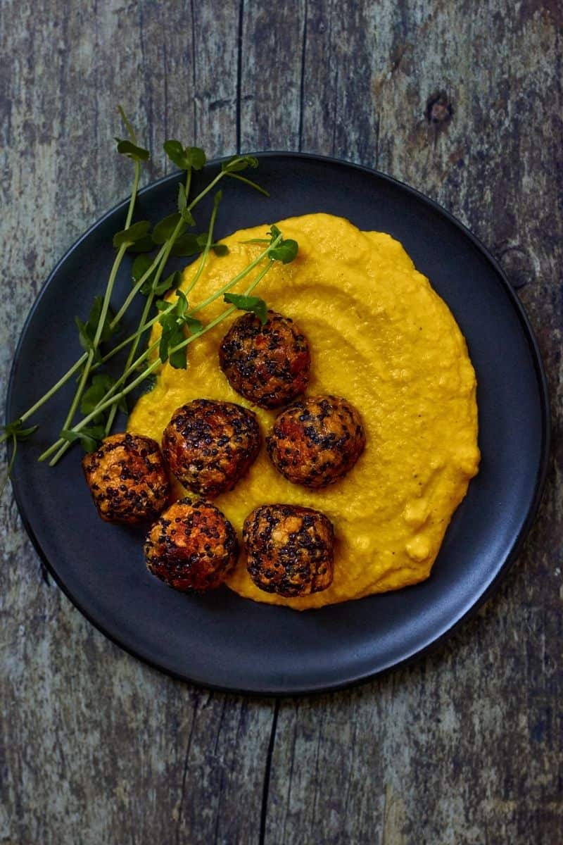 Piv l&aelig;kker vegetarisk udgave af boller i karry. Velsmagende karrysovs med selleri og gyldne quinoaboller med r&oslash;de linser.