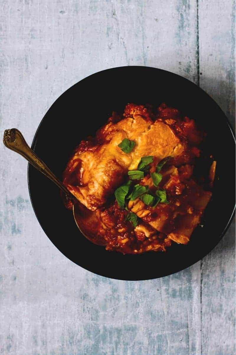 Super l&aelig;kker og nem one pot lasagne hvor alt er i en gryde. Velsmagende lasagne til de k&oslash;dfrie dage hvor det skal v&aelig;re ekstra nemt.