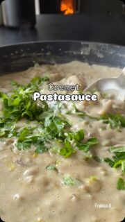 Det her til dig hvis du &oslash;nsker at lave en nem pastasovs med gr&oslash;ntsager, butter beans og bagt tofu.Gr&oslash;n hverdagsmad uden k&oslash;d, der b&aring;de m&aelig;tter og smager fantastisk.Jeg havde en porre og piskefl&oslash;de som tr&aelig;ngte til at blive brugt, derfor oplagt at lave en pastasovs, som ogs&aring; kan bruges sammen med kartofler, ris eller hvad man nu lige har lyst til.Piskefl&oslash;den blev blender sammen med lidt cashewn&oslash;dder og g&aelig;rflager. Cashewn&oslash;dder giver en cremet sauce, og g&aelig;rflagerne giver ekstra umami til sovsen og s&aring; er de sp&aelig;kket med protein.Garam masala og st&oslash;dt koriander g&oslash;r sovsen lidt krydret og tilf&oslash;jer lidt varme til retten.Der kunne sagtens have v&aelig;ret tilsat edamame b&oslash;nner til sovsen eller broccoli.I stedet for butter bean kunne der bruges andre typer b&aelig;lgfrugter fx kik&aelig;rter eller belugalinser.Brug det du har og undg&aring; madspild.Velbekomme 😋#gr&oslash;nnehverdagsretter #gr&oslash;nhverdagsmad #vegetarisk