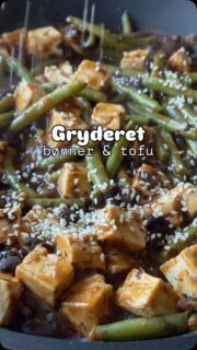 Det her er nem aftensmad. Gr&oslash;n aftensmad med sorte b&oslash;nner, gr&oslash;nne b&oslash;nner og tofu.
&Aring;rh ja, s&aring; giver den ogs&aring; ekstra varme i mund og krop.Hvis du ikke er til st&aelig;rk mad, s&aring; kan du enten n&oslash;jes med en 1/2 spsk gochujang.Til gryderetten skal du bruge:
1 l&oslash;g (lille) - finthakket
1 spsk olivenolie
1 spsk sesamolie (den ristet)
1 spsk revet ingef&aelig;r
1-2 fed hvidl&oslash;g - finthakket
1 brik/d&aring;se sorte b&oslash;nner (ca 220 gram) uden v&aelig;dde.
1 spsk gochujang pasta
1 spsk maizena (majsstivelse)
1 spsk sojasauce
200 gram gr&oslash;nne b&oslash;nner (frost eller friske)
1/2 tern gr&oslash;ntsagsbouillon
3 dl kogende vand (+ lidt ekstra til at tils&aelig;tte til sidst, hvis sovsen er for tyk)
200 g. Tofu (fast) sk&aring;ret i tern 2x2 cm eller deromkring.
2 spsk sesamfr&oslash; til serveringVarm en pande op til j&aelig;vn varme (4 ud af 9), tils&aelig;t olivenolie og l&oslash;g, lad det steg i 10 minutter.
Tils&aelig;t ingef&aelig;r, hvidl&oslash;g og 1 spsk sesamolie, lad det stege i 1 minut.
Tils&aelig;t sorte b&oslash;nner, gochujang, sojasauce og maizena, r&oslash;r godt rundt med en grydeske til alt er blandet godt sammen. Tils&aelig;t vand og bouillonterning, skru op for blusset (6 ud af 9), og varm godt igennem og lad det simre i 5 minutter til sovsen er begyndt at tykne.
Tils&aelig;t gr&oslash;nne b&oslash;nner r&oslash;r godt rundt. Tils&aelig;t tofu, lad det simre i 5 minutter. Tils&aelig;t evt lidt ekstra vand, hvis sovsen er blevet for tyk, men kun lidt af gangen.
Serveres sammen med ris og et drys sesamfr&oslash;.Har du gochujang i dit k&oslash;leskab?#gr&oslash;nnehverdagsretter #gr&oslash;naftensmad #vegetarisk