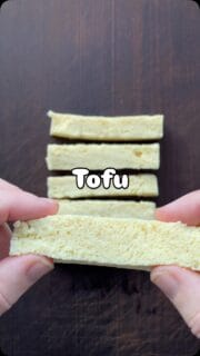 G&oslash;r du det her, inden du tilbereder tofu?Der er flere forskellige m&aring;der at &lsquo;forberede&rsquo; tofu. En af dem er at fryse tofu og derefter t&oslash; den op i k&oslash;leskabet dagen f&oslash;r, den skal anvendes.Frysning g&oslash;r, at tofuen bliver dejlig svampet n&aring;r den er t&oslash;et og vandet presset ud, hvilket g&oslash;r at tofuen suger eksempelvis marinader bedre til sig og bliver mere velsmagende.Der er flere forskellig m&aring;der at &lsquo;klarg&oslash;re&rsquo; tofuen, frysning er blot en af dem.Jeg har altid tofu i fryseren, s&aring; jeg aldrig l&oslash;ber t&oslash;r.Ja, der er tofu der er ikke beh&oslash;ver v&aelig;re p&aring; k&oslash;l (eller frost), men personlig synes jeg at dem p&aring; k&oslash;l er de bedste.Hvordan er dit forhold til tofu?#gr&oslash;nnehverdagsretter #gr&oslash;nhverdagsmad #vegetarisk