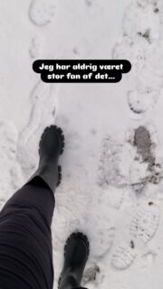 Jeg har aldrig v&aelig;ret stor fan af det&hellip;
Og bliver det heller aldrig.P&aring; denne tid af &aring;ret s&aelig;tter mange et m&aring;l om at spise mere gr&oslash;nt.Hvilket jo er super godt, men&hellip;
Problemet er bare&hellip;
At mange s&aelig;tter s&aring; store m&aring;l at de mister motivationen inden udgangen af januar, hvilket jeg godt kan forst&aring;.Og hvorfor overhovedet lave nyt&aring;rsfors&aelig;tter? Hvorfor ikke &aelig;ndre ting i l&oslash;bet af &aring;ret, i stedet for at det hele skal v&aelig;re p&aring; en gang.Mit r&aring;d er:
S&aelig;t sm&aring; m&aring;l og s&aring; udvid langsomt n&aring;r en vane er blevet til det &ldquo;normale&rdquo; s&aring; det bliver en vedvarende vane.
Start sm&aring; uden at g&aring; banans.&Oslash;nsker du flere k&oslash;dfrie dage p&aring; menuen, s&aring; start med en dag om ugen og s&aring; udvide senere med en dag mere osv.Dog er der nogle som er imponerede dygtige til at tage en beslutning og holde fast. Godt g&aring;et til jer 🙌Men for de fleste kan det hurtigt blive en byrde og n&aelig;rmest f&oslash;les som en straf (det kan det i hvert fald for mit eget vedkommende).Nu t&oslash;r jeg n&aelig;sten ikke sp&oslash;rge; laver du nyt&aring;rsfors&aelig;tter, hvis ja, vil du r&oslash;be hvilke?#gr&oslash;nnehverdagsretter #gr&oslash;naftensmad #nyt&aring;rsfors&aelig;t