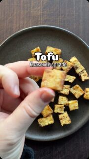 Spr&oslash;de tofustykker der f&aring;r enhver til at elske tofu.Perfekt til de k&oslash;dfrie dage hvor menuen st&aring;r p&aring; gr&oslash;nne hverdagsretter.Tofuen jeg her anvender, har v&aelig;ret p&aring; frost og derefter t&oslash;et op i k&oslash;leskabet, hvilket g&oslash;r at tofuen er blevet mere svampet og dermed nemmere ved at suge smagsgivere til sig.Jeg brugte st&oslash;dt koriander, garam masala, g&aelig;rflager, flagesalt og majsstivelse (fx maizena), s&aring; en god sjat olivenolie. Ryste ryste, en tur i ovnen ved 220 grader i 20 minutter (alm ovn) hvor stykkerne blev vendt med en tang efter 10 minutter.Du kan sagtens lade marinaden tr&aelig;kke i nogle timer eller til n&aelig;ste dag, s&aring; tofuen kan marinere ekstra, hvis du gerne vil preppe og v&aelig;re foran.Tilbereder du tofu i ovnen? Er du klar til at pr&oslash;ve?#gr&oslash;nnehverdagsretter #gr&oslash;naftensmad #vegetarisk