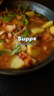 Nix, det er ikke kyllingek&oslash;d, dette er en vegetarisk suppe til de k&oslash;dfrie dage hvor menuen st&aring;r p&aring; gr&oslash;nne hverdagsretter.Opskriften er fra min suppe e-bog med 11 opskrifter, hvor ingredienser kan skiftes ud med andre, efter hvad man nu lige har og har lyst til. Faktisk er denne suppe en bonusopskrift, som er helt ny.Vil du have mere inspiration til gr&oslash;n aftensmad, s&aring; husk at f&oslash;lge denne profil. Del gerne med andre og husk at gem.#gr&oslash;nnehverdagsretter #gr&oslash;naftensmad #vegetarisk #supper