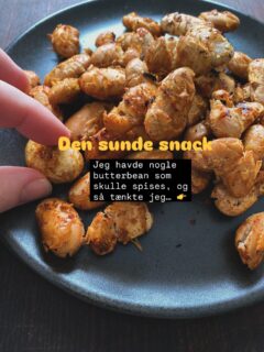 N&aring;r man ikke orker at lave en ret, men st&aring;r med butterbean som er ved at have sidste udkald, s&aring; er det her en genial m&aring;de at f&aring; dem omsat b&aelig;lgfrugterne til noget l&aelig;kkert uden de store anstrengelser.Jeg havde kogt en stor portion butterbean, hvilket jeg ofte g&oslash;r, alts&aring; koger en god spandfuld b&aelig;lgfrugter. Den sidste rest blev bredt ud p&aring; et stykke bagepapir, drysset med paprika og olivenolie og s&aring; i ovnen i 20 minutter (kold ovn, anden &oslash;verste rille) ved 200 grader, og s&aring; 5 minutter  ekstra med varmluft.Hov, skulle det ikke v&aelig;re forvarmet ovn?
Joh, men nu var det en hurtig beslutning, s&aring; jeg smed bare pladen i oven.F&oslash;lg min profil hvis vil have mere inspiration til gr&oslash;nne hverdagsretter (og snacks).&Aring;h ja, nu hvor du er n&aring;et hertil, laver du snacks af b&aelig;lgfrugter?
#gr&oslash;nnehverdagsretter #b&aelig;lgfrugter #k&oslash;dfrihverdag #sundesnacks