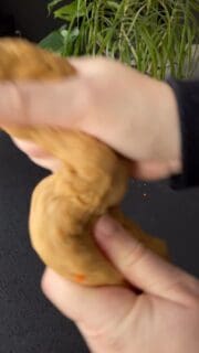 F&oslash;rhen k&oslash;bte jeg det.
Det g&oslash;r jeg ikke l&aelig;ngere.
Nu laver jeg det selv.Har du pr&oslash;vet at lave seitan? Hvis ikke s&aring; skal du simpelthen pr&oslash;ve det.Seitan er et godt alternativ til k&oslash;d p&aring; til de dage hvor menuen st&aring;r p&aring; gr&oslash;nne hverdagsretter.I denne portion brugte jeg butterbean, men eller bruger jeg normalt kik&aelig;rter.Seitan mel kan k&oslash;bes i helsebutikker eller online.180 g. kik&aelig;rter/butterbean/hvide b&oslash;nner (forkogte eller fra d&aring;se/karton)
1,25 dl gr&oslash;ntsagsbouillon
2 spsk olivenolie
1,5 tsk &aelig;blecidereddike
1 tsk flagesalt
2 tsk r&oslash;get paprika
1 tsk l&oslash;gpulver
2 spsk g&aelig;rflager
1 tsk st&oslash;dt koriander
170 g. Seitan mel (hvedegluten)- Blend alle ingredienserne p&aring; n&aelig;r af seitan mel, i en foodprocessor.
- H&aelig;ld massen over i en sk&aring;l og tils&aelig;t seitan og samle dejen.
- Del dejen i to delen, tag den ene del og blend i foodprocessor (f&oslash;rst bliver den splittet og s&aring; samlet den sig igen). Gentag med den anden dej.
- Sno dejen og sl&aring; knude.
- Bring en gyde i kog med vand, bouillon, 1/2 dl sojasovs, laurb&aelig;rblad og friskkv&aelig;rnet peber.
- Skru ned for varmen (1 af 9), l&aelig;g seitan dejen ned i vandet, l&aring;get p&aring; og lad det st&aring; i 60 minutter.
- Lad dejen k&oslash;le af og riv i stykker.F&oslash;lg med her p&aring; profilen for at f&aring; flere l&aelig;kre opskrifter og inspiration til gr&oslash;nne hverdagsretter.Del opskriften med en du holder af og husk at gem, s&aring; du nemt kan finde opskriften igen.